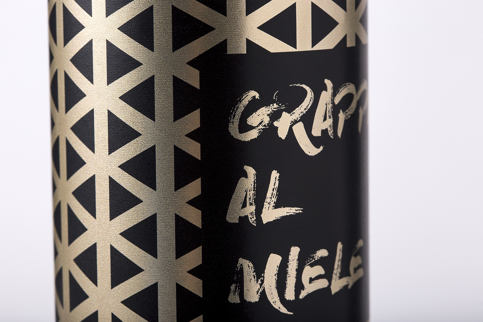 沖擊力強的蜂蜜酒包裝設(shè)計(圖3) 沖擊力強的蜂蜜酒包裝設(shè)計(圖3)