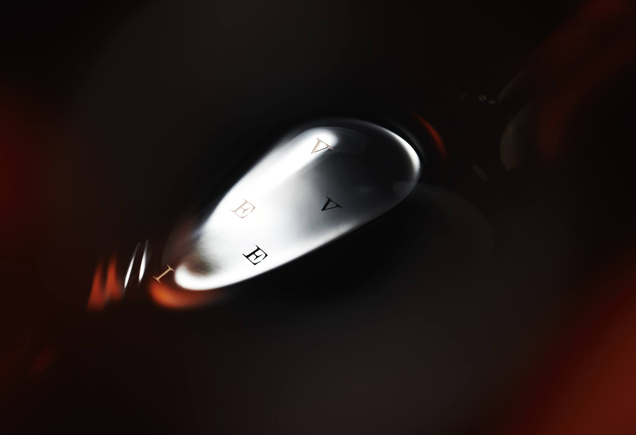 紫檀木水晶瓶的葡萄酒包裝非常奢華(圖12)