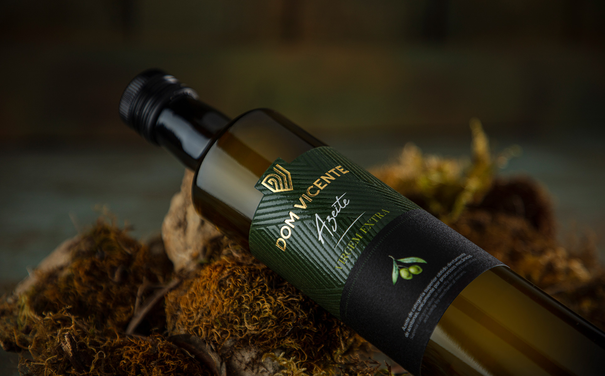 優(yōu)質(zhì)的橄欖油包裝這樣設(shè)計(jì)非常有現(xiàn)代感(圖2)