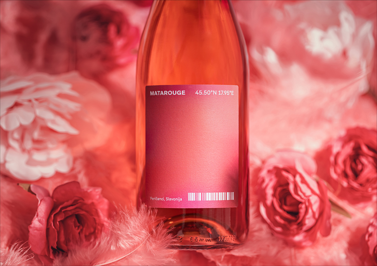 帶有可播放音樂(lè)的互動(dòng)標(biāo)簽的葡萄酒包裝這樣設(shè)計(jì)(圖8)