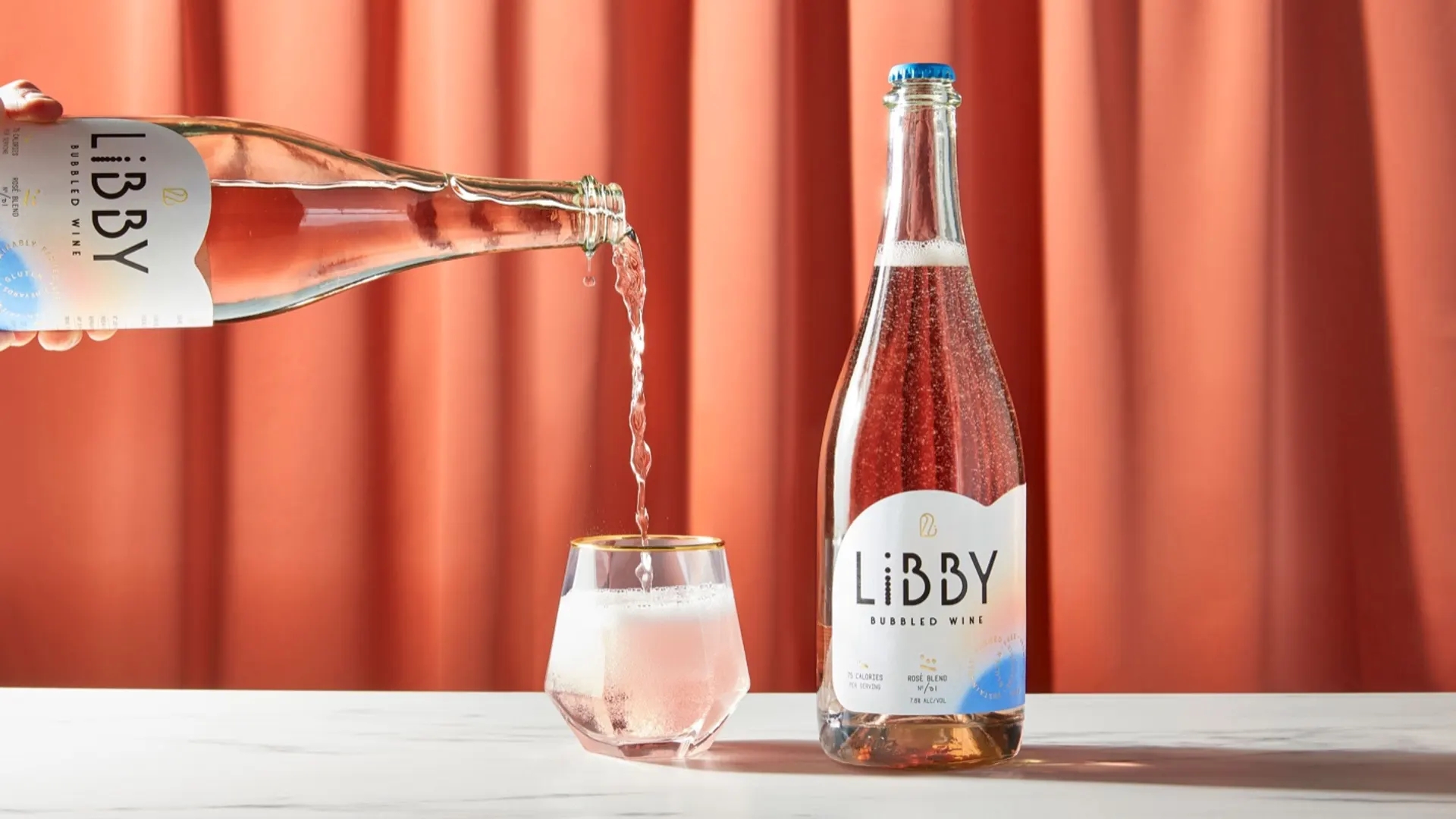 起泡葡萄酒包裝這樣設(shè)計(jì)有趣并充滿活力(圖2) 起泡葡萄酒包裝這樣設(shè)計(jì)有趣并充滿活力(圖2)