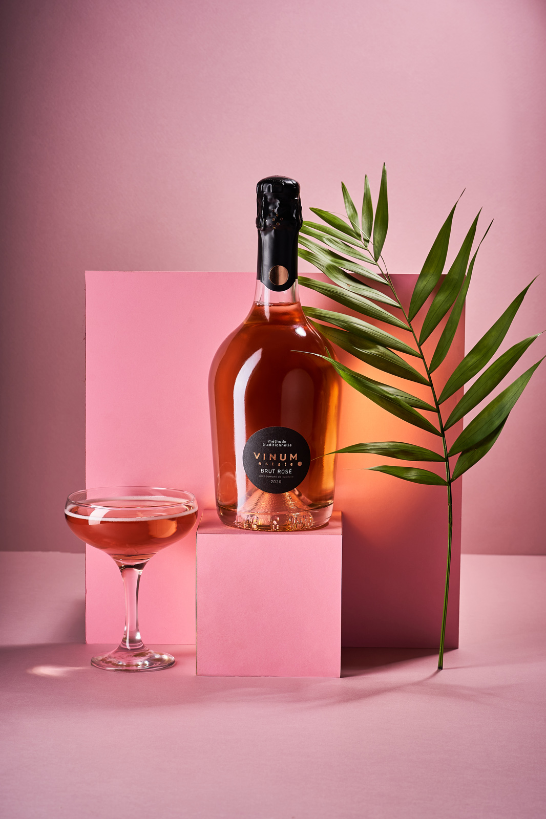 圓點符號為設計元素的起泡酒包裝設計(圖6)