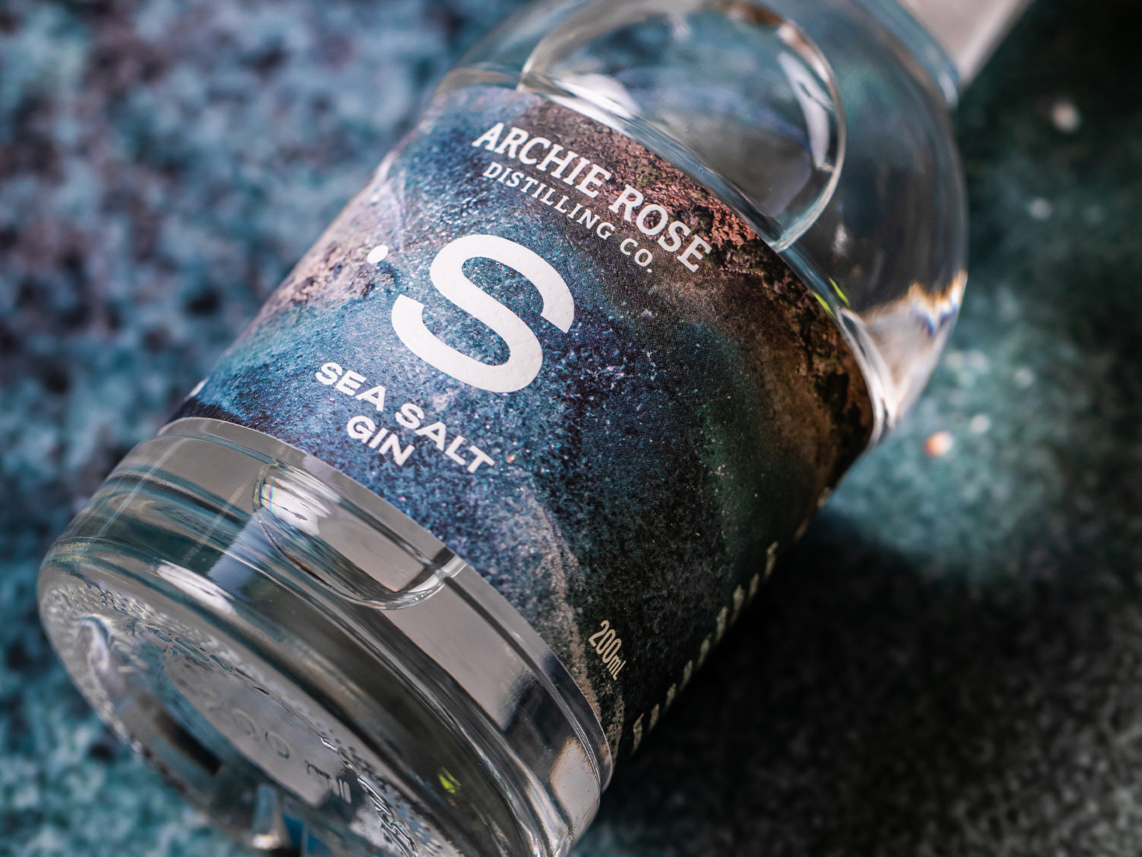 海鹽杜松子酒和粉紅胡椒伏特加的包裝設(shè)計(jì)作品參考(圖4) 海鹽杜松子酒和粉紅胡椒伏特加的包裝設(shè)計(jì)作品參考(圖4)