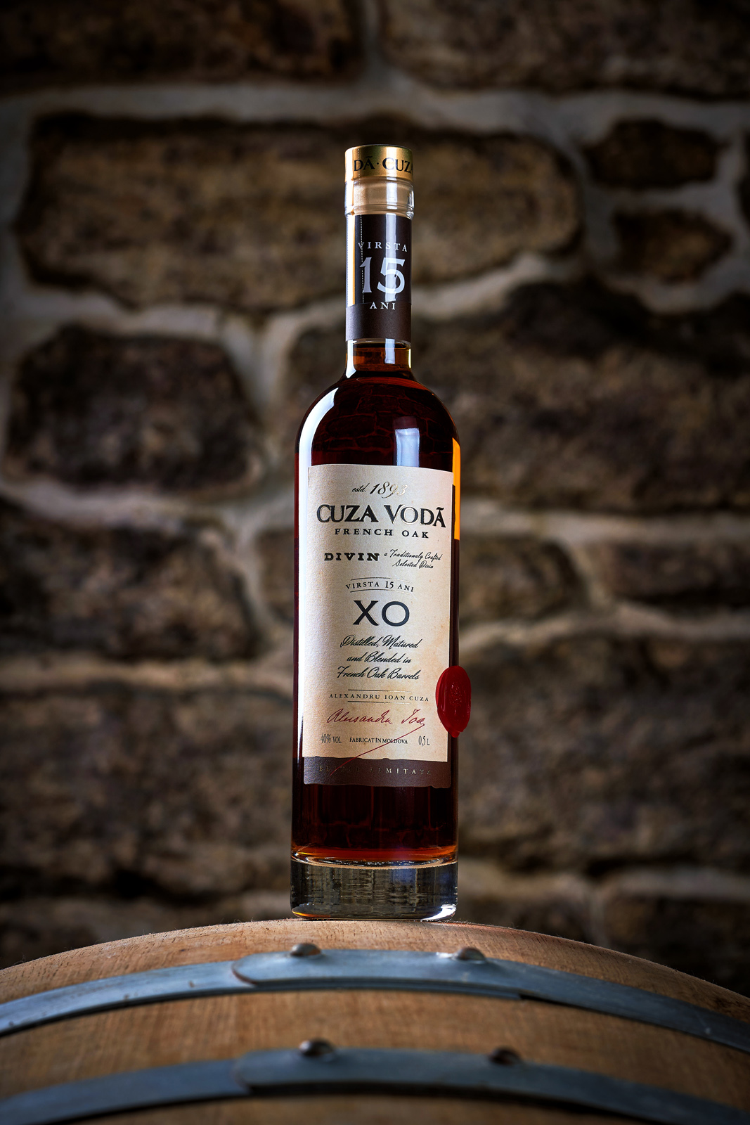 復(fù)古風(fēng)格的白蘭地酒包裝這樣設(shè)計(jì)(圖2)