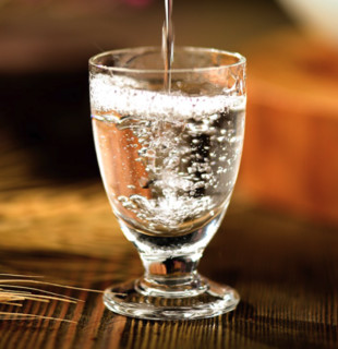 創(chuàng)意酒包裝設計黃蓋玻汾清香型白酒瓶整箱裝產品包裝設計欣賞(圖6) 創(chuàng)意酒包裝設計黃蓋玻汾清香型白酒瓶整箱裝產品包裝設計欣賞(圖6)