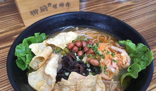 柳廚螺螄粉 柳廚螺螄粉品牌logo與食品包裝設(shè)計(jì)欣賞(圖2)